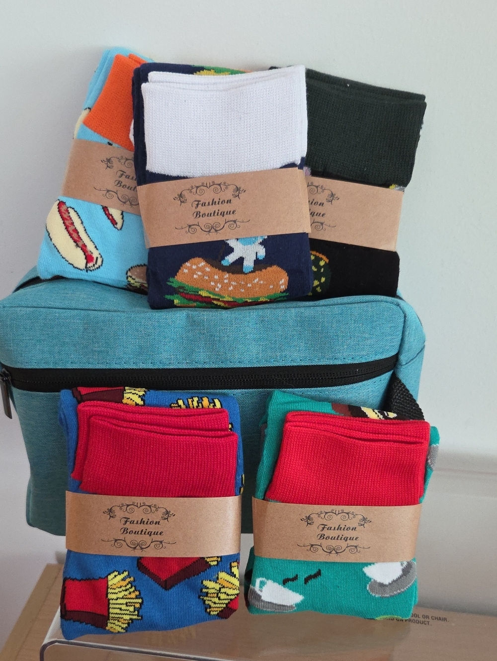 Men's NWT Casual Novelty Socks 5 Pairs & Toiletry Bag
